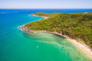 Hava fotoğrafı ana plaj ve çevreleyen ormanın Noosa Milli Parkı, Sunshine Coast, Queensland, Avustralya.
