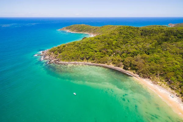 Fotografía aérea de Main Beach y el bosque circundante en el Parque Nacional Noosa, Sunshine Coast, Queensland, Australia . —  Fotos de Stock