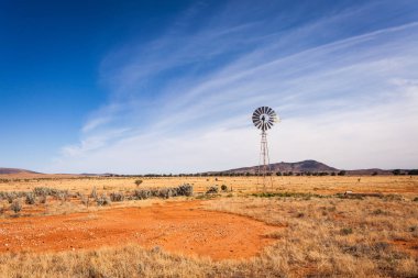 Güney Avustralya outback bir alanda bir yel değirmeni. Taşra Flinders aralıkları Milli Parkı ve eyalet başkenti, Adelaide arasında kırmızı kir üzerine bu yel değirmeni standları.