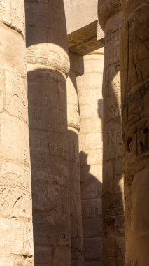 Eski sütunlarda gravürleri