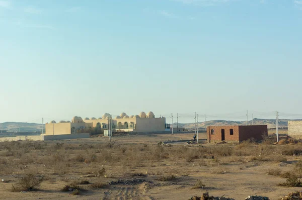 Casas egipcias en pequeño desierto — Foto de Stock