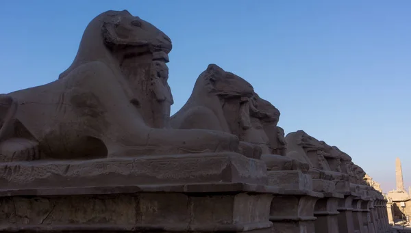 Ruiny starověkého chrámu Egypta sochy a sloupy — Stock fotografie