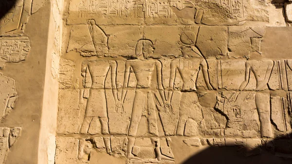 Mısır antik tapınak gravür üzerinde — Stok fotoğraf