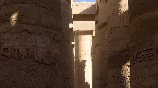 Колони і в стародавньому храмі — стокове фото