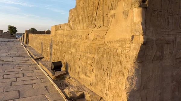 Starověký chrám v Egyptě. Rytiny — Stock fotografie
