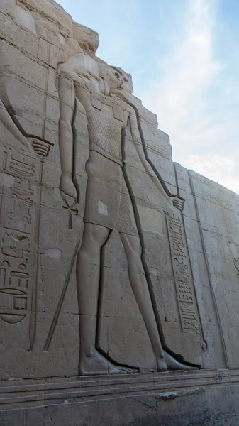 Єгипетський стародавнього храму гравюра на — стокове фото