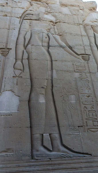 Starověký egyptský chrám rytiny na — Stock fotografie