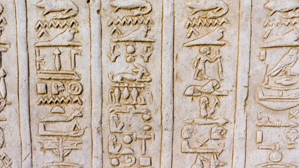 Єгипетський стародавнього храму гравюра на — стокове фото
