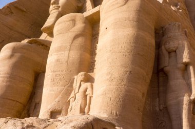 Mısır antik tapınak dev Firavunlar heykeller görünümü