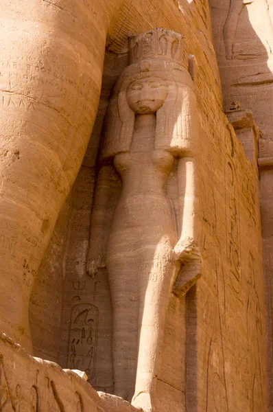 埃及古代庙宇巨型法老雕塑视图 — 图库照片