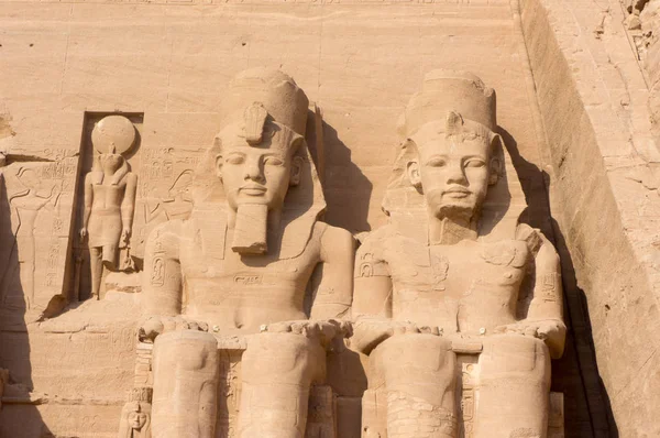 Antiguo templo egipcio faraones gigantes esculturas vista —  Fotos de Stock