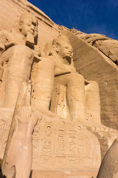 Egípcio templo antigo faraós gigantes esculturas vista — Fotografia de Stock