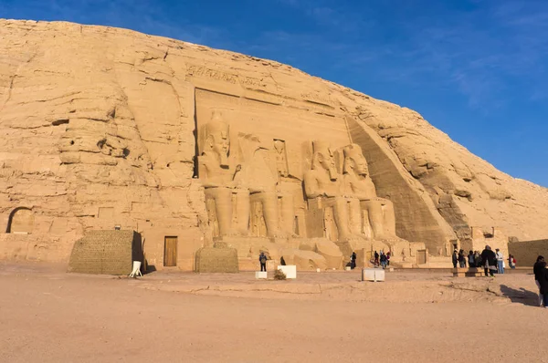 Temple égyptien antique pharaons géants sculptures vue — Photo