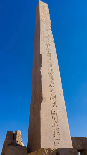 Ruinen eines antiken ägyptischen Tempels mit Statuen und Säulen — Stockfoto