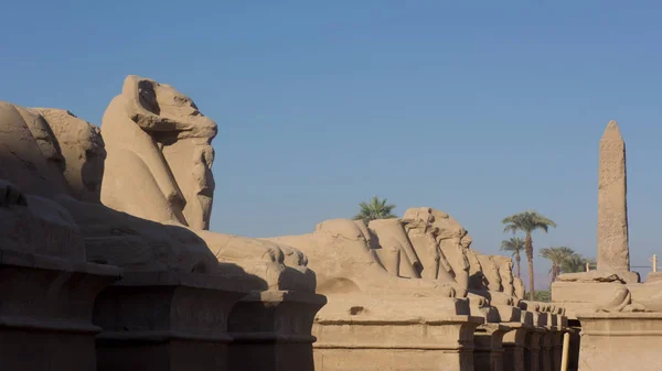 Ruins of an ancient temple of Egypt with statues and columns — Stock Photo, Image