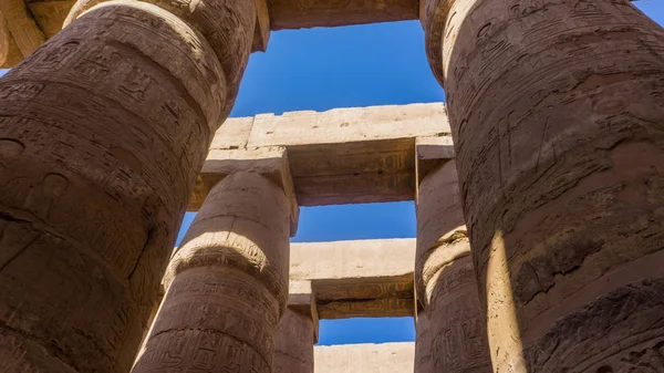 Колони і в стародавньому храмі — стокове фото