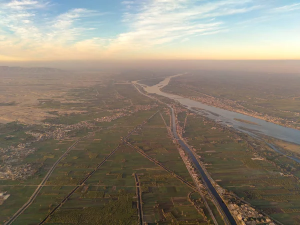 Μπαλόνι πτήσης στο Λούξορ, όμορφη θέα στην πόλη και στον ποταμό Νείλο από ουρανό — Φωτογραφία Αρχείου