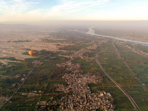 Польоти на повітряній кулі в Луксор, прекрасним видом на місто та річку Ніл з неба — стокове фото
