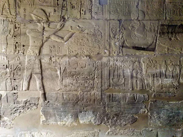 Grabados en la pared del antiguo templo de Egipto . —  Fotos de Stock