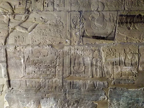 Grabados en la pared del antiguo templo de Egipto . —  Fotos de Stock