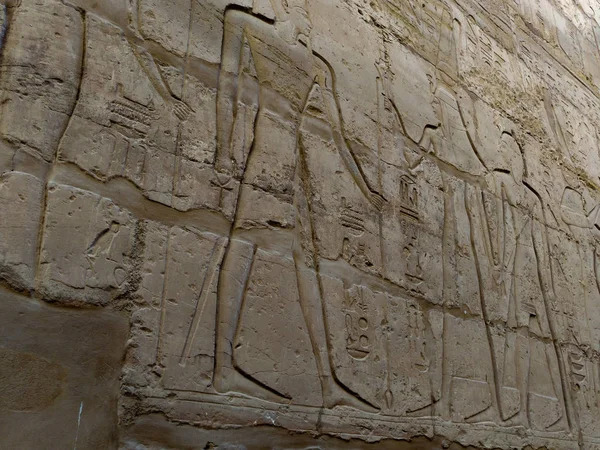 Гравюра на стіні стародавнього храму Єгипту. — стокове фото