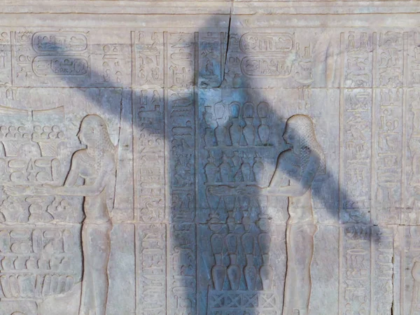 Engravings on the wall of the ancient temple of Egypt. Playing with shadows — Stock Photo, Image