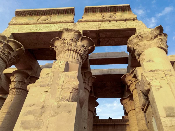 雕像与列古埃及神庙的废墟 — 图库照片