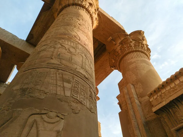 Ruiny starověkého chrámu Egypta sochy a sloupy — Stock fotografie