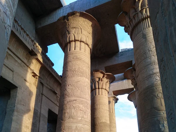 Ruines d'un ancien temple d'Egypte avec des statues et des colonnes — Photo