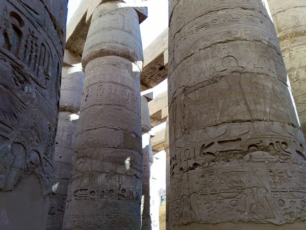 Ruiny starověkého chrámu Egypta sochy a sloupy — Stock fotografie