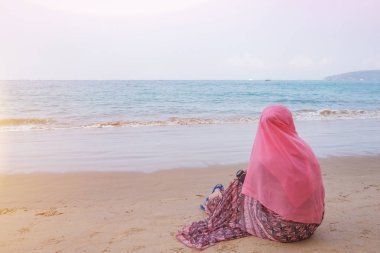 Müslüman Kız dikkat et deniz