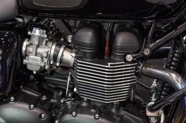 Motoru ikiz silindirli motosiklet