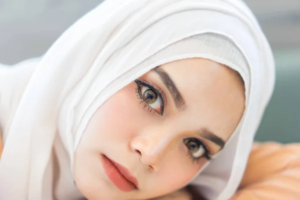 Модный портрет красивой мусульманки — стоковое фото