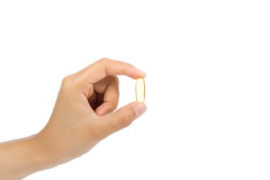 Balık yağı kapsülleri ile omega 3 ve D vitamini sağlıklı beslenme kavramı, izole kırpma yolu ile beyaz arka plan üzerinde tutan kadının el.