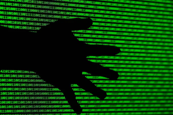 Έννοια του χάκερ. υπολογιστή δυαδικούς κώδικες και τα χέρια των κλεφτών. Πράσινο κείμενο σε μαύρο φόντο. — Φωτογραφία Αρχείου