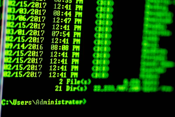 Έννοια του χάκερ. Windows υπολογιστή λίστα των αρχείων στον κατάλογο. Πράσινο κείμενο σε μαύρο φόντο. — Φωτογραφία Αρχείου