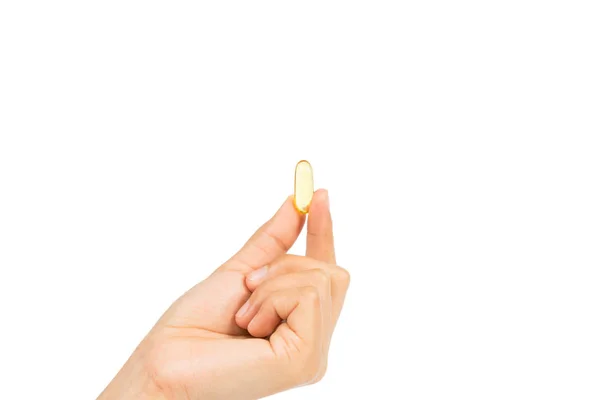 La mano de la mujer sosteniendo cápsulas de aceite de pescado con omega 3 y vitamina D concepto de dieta saludable, aislado en fondo blanco con camino de recorte . — Foto de Stock