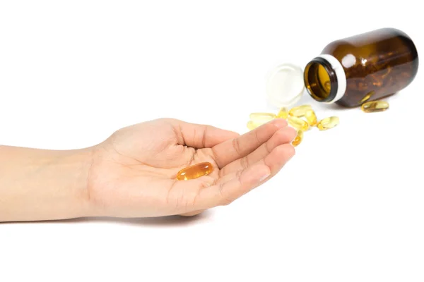 La mano de la mujer sosteniendo cápsulas de aceite de pescado con omega 3 y vitamina D concepto de dieta saludable, aislado sobre fondo blanco . — Foto de Stock