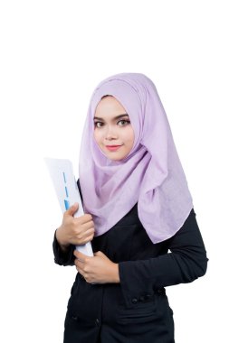 Raporları tutan güzel modern genç Asyalı Müslüman iş kadın.