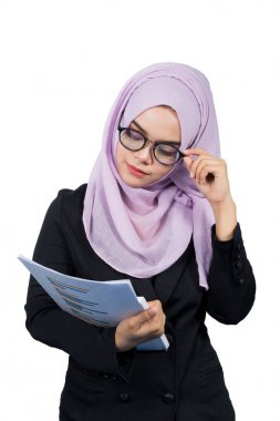 Güzel modern genç Asyalı Müslüman iş kadın raporlarına arıyor.