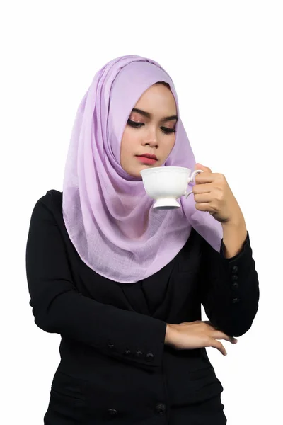 Красивая современная молодая азиатская мусульманка с чашкой белого кофе . — стоковое фото