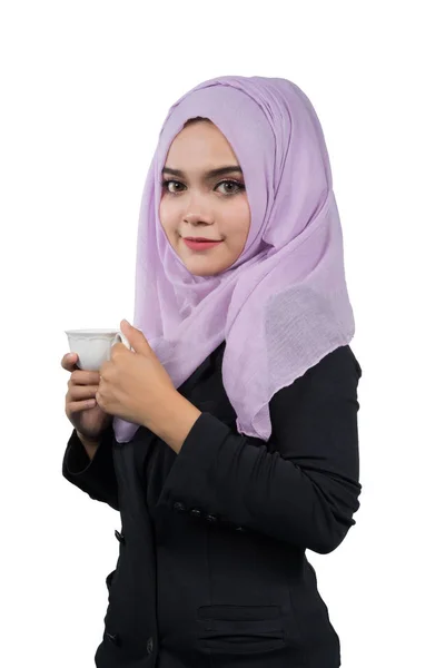 Wanita modern bisnis Muslim muda yang cantik memegang cangkir kopi putih . — Stok Foto