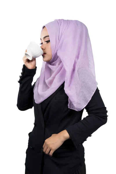 コーヒーを飲みながら美しいモダンな若いアジア イスラム教ビジネス女性. — ストック写真