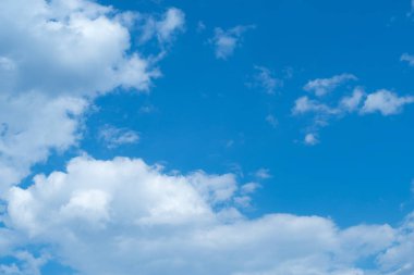 Yaz day.with kopya alanı, mavi gökyüzünde bulutlar beyaz yığın.