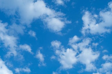 Yaz day.with kopya alanı, mavi gökyüzünde bulutlar beyaz yığın.