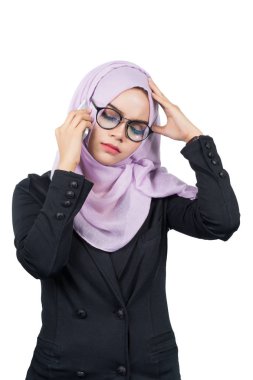 Güzel modern genç Asyalı Müslüman iş kadını