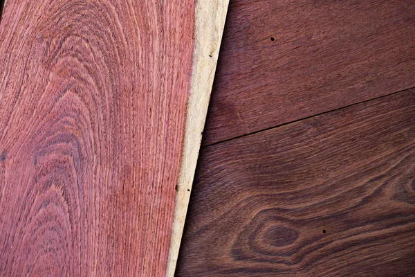 Une section de gros plan de bois de cèdre rouge aromatique fond en bois . — Photo
