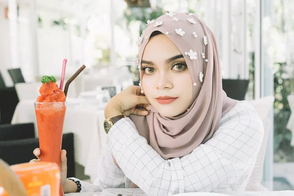 Молодая красивая мусульманка с клубничным смузи в ресторане . — стоковое фото