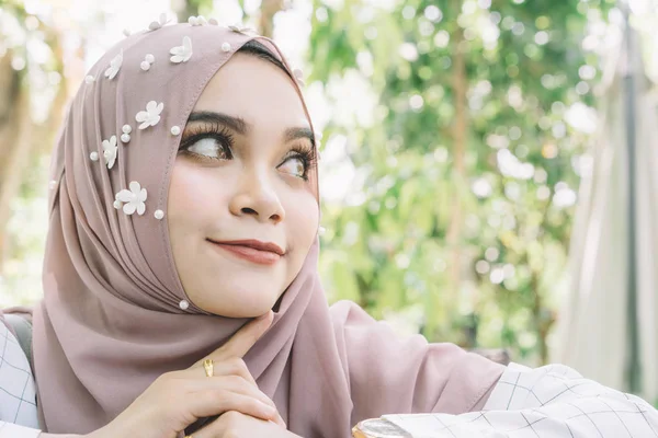 Modeporträt der jungen schönen muslimischen Frau, junge asiatische Muslimin. — Stockfoto