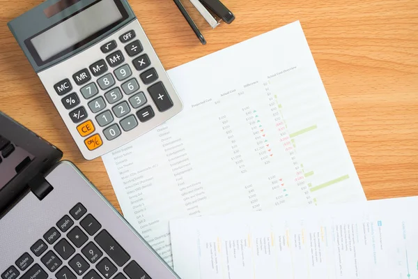 Finansiell Management koncept, kalkylator och handlingar av personlig budget med en laptop på bordet. Ovanifrån — Stockfoto